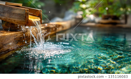 美麗的溫泉水從木製水龍頭流出來。 135116083
