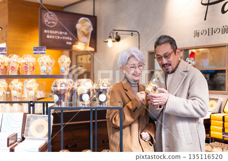 一對老年夫婦正在購物。照片由伊藤海洋城路邊站提供。 一對老年夫婦正在購物。照片由伊藤海洋城路邊站提供。 135116520