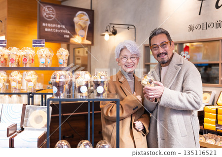 一對老年夫婦正在購物。照片由伊藤海洋城路邊站提供。 一對老年夫婦正在購物。照片由伊藤海洋城路邊站提供。 135116521