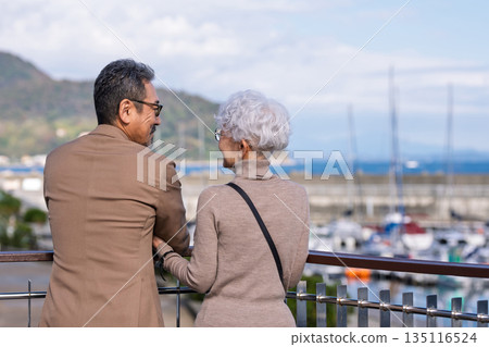 一對老年夫婦旅行。照片由伊藤海洋城路邊站提供。 135116524