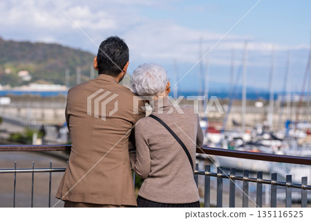 一對老年夫婦旅行。照片由伊藤海洋城路邊站提供。 135116525