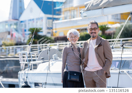 一對老年夫婦旅行。照片由伊藤海洋城路邊站提供。 135116526