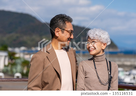 一對老年夫婦旅行。照片由伊藤海洋城路邊站提供。 一對老年夫婦旅行。照片由伊藤海洋城路邊站提供。 135116531