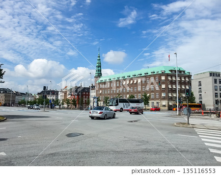 丹麥哥本哈根克里斯蒂安堡宮附近的十字路口 135116553