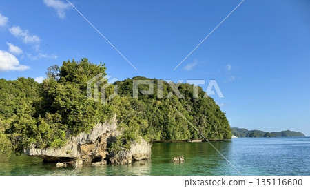 白天，藍天白雲和漂浮在海面上的小島構成了一幅清新自然的畫面。 135116600