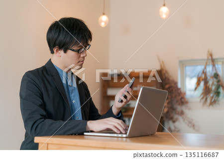 使用電腦的男人 使用電腦的男人 135116687