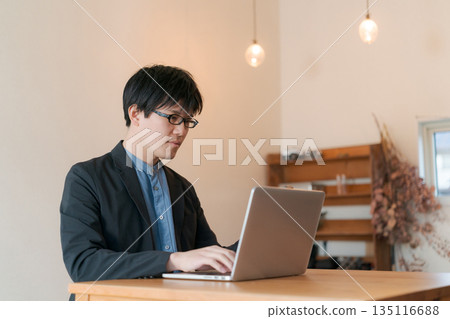 使用電腦的男人 使用電腦的男人 135116688