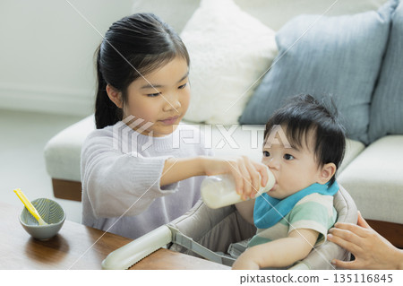 父母和孩子在客廳放鬆，嬰兒食品 135116845