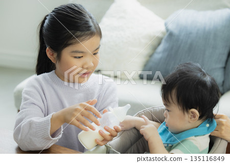 父母和孩子在客廳放鬆，嬰兒食品 135116849