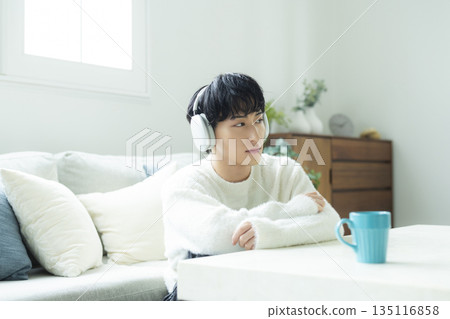 Men who play headphones 135116858