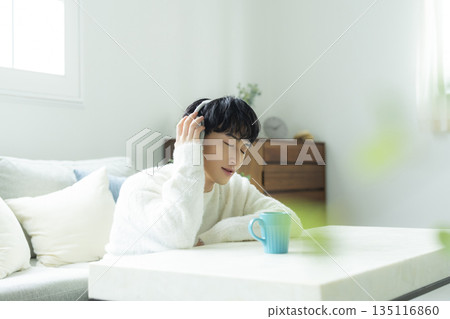 Men who play headphones 135116860