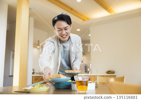 家庭在客廳放鬆身心 135116881