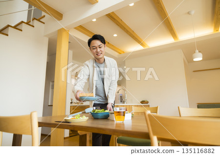 家庭在客廳放鬆身心 135116882