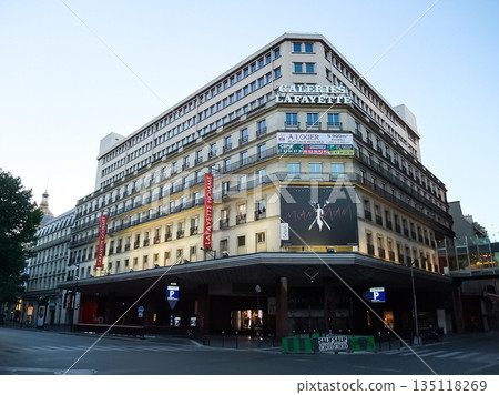 在法國巴黎老佛爺百貨公司購物 在法國巴黎老佛爺百貨公司購物 135118269