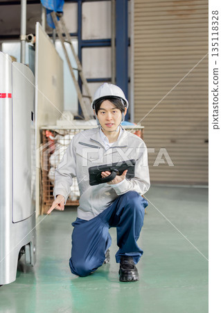 男工人正在檢查堆高機 135118328