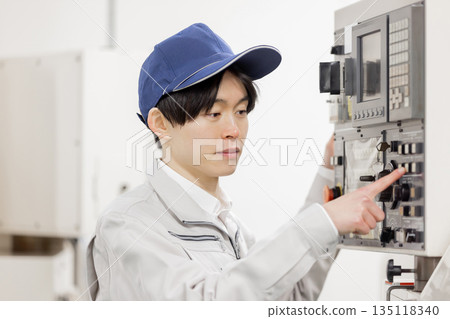 男工人在工廠控制面板前工作 135118340