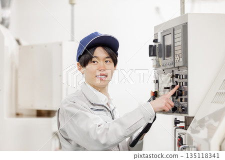 男工人在工廠控制面板前工作 135118341