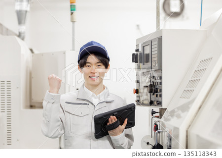 男工人在工廠控制面板前工作 男工人在工廠控制面板前工作 135118343