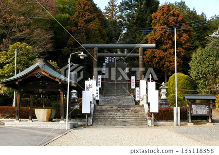 【那中市「靜神社(日立國二宮市)」第二鳥居及朝堂上的淨身亭】 【那中市「靜神社(日立國二宮市)」第二鳥居及朝堂上的淨身亭】 135118358