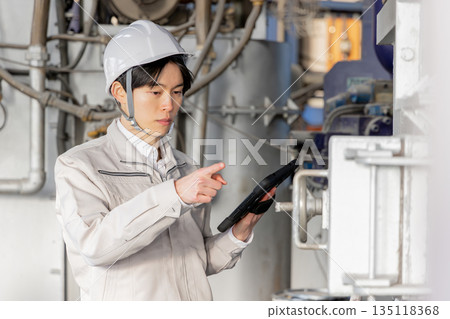 在工廠工作的年輕男工人 在工廠工作的年輕男工人 135118368