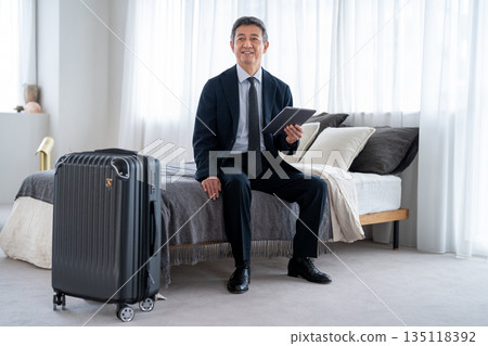 老年男性因旅行或商務出差而使用住宿設施 老年男性因旅行或商務出差而使用住宿設施 135118392