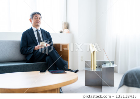 商務人士在飯店沙發上放鬆地喝咖啡 135118413