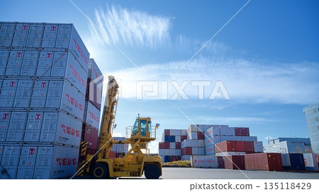港口景色:貨櫃堆場 港口景色:貨櫃堆場 135118429