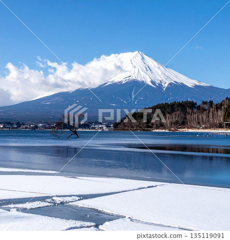 【AI生成影像】冬季湖面上漂浮著薄冰，遠處有美麗的富士山。 135119091