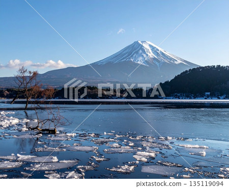 [AI-generated image] Thin ice floating on a winter lake and the beautiful Mount Fuji 135119094