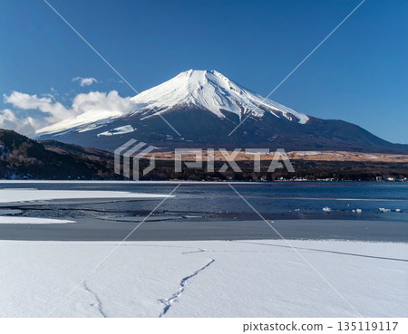 【AI生成影像】冬季湖面上漂浮著薄冰，遠處有美麗的富士山。 135119117