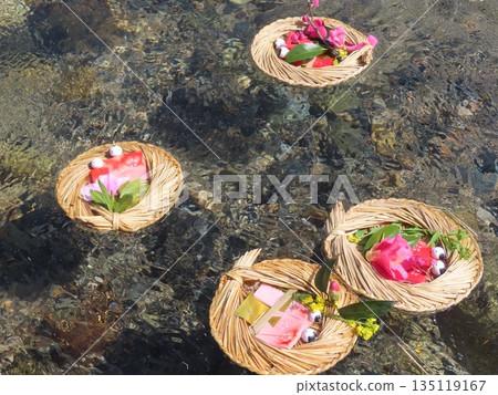 Mochigase Nagashibina Hina dolls floating down the pure Chiyo River 135119167