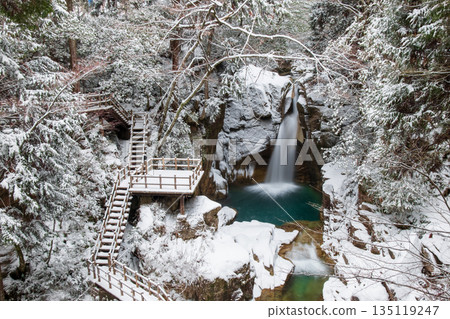 Yumori Valley (winter): Entrance to Ryujin Falls 135119247