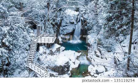 Yumori Valley (winter): Ryujin Falls Yumori Valley (winter): Ryujin Falls 135119254