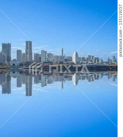 橫濱港未來天際線及其在水中的美麗倒影 135119257