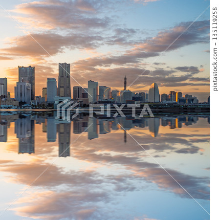 橫濱港未來天際線及其在水中的美麗倒影 135119258