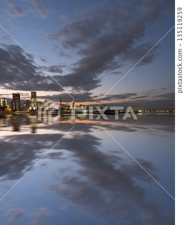 橫濱港未來天際線及其在水中的美麗倒影 135119259