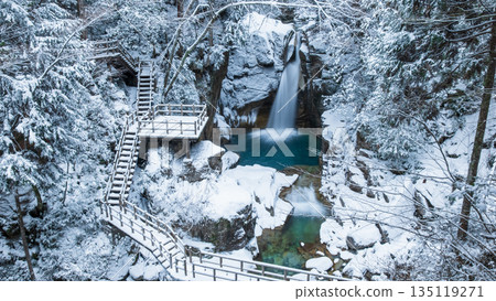 Yumori Valley (winter): Ryujin Falls 135119271