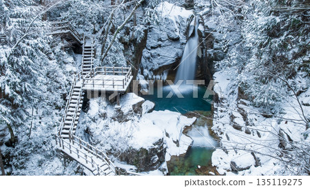 Yumori Valley (winter): Ryujin Falls Yumori Valley (winter): Ryujin Falls 135119275