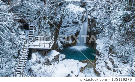 Yumori Valley (winter): Ryujin Falls Yumori Valley (winter): Ryujin Falls 135119279