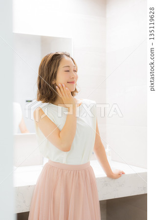 看鏡子的少婦 135119628