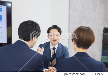 A businessman meeting in the office 135119725