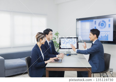 一位商人在辦公室會議 一位商人在辦公室會議 135119730