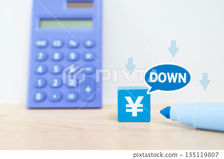 Using a calculator to visualize the fall of the Japanese yen and the deterioration of household finances. 135119807