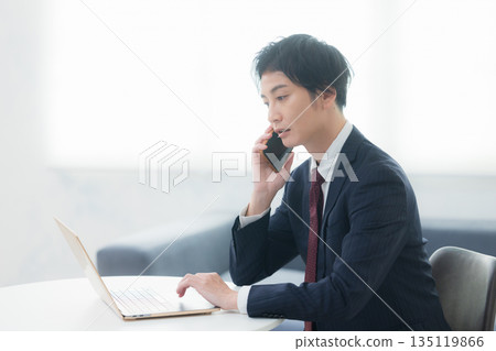 年輕的商人在智能手機上交談 135119866