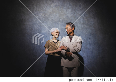 微笑的老年夫婦雙手交叉抱在胸前 135119913