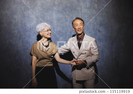 微笑的老年夫婦雙手交叉抱在胸前 135119919