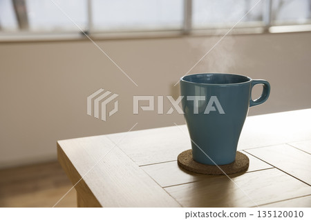 在桌上安置的咖啡杯 135120010