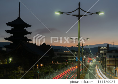 京都市南區等待黎明的東寺五層寶塔 135120021