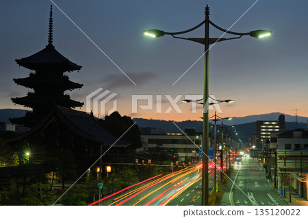京都市南區等待黎明的東寺五層寶塔 京都市南區等待黎明的東寺五層寶塔 135120022