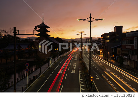 京都市南區等待黎明的東寺五層寶塔 135120028